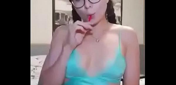  Nerdy Girl Does Quite The Show On Periscope